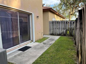 16134 Emerald Cove Rd in Weston, FL - Building Photo - Building Photo