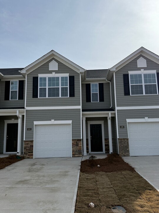 1302 Amberview Ln in Kernersville, NC - Building Photo