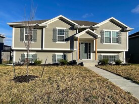 208 Ramblewood Dr in Raymore, MO - Building Photo