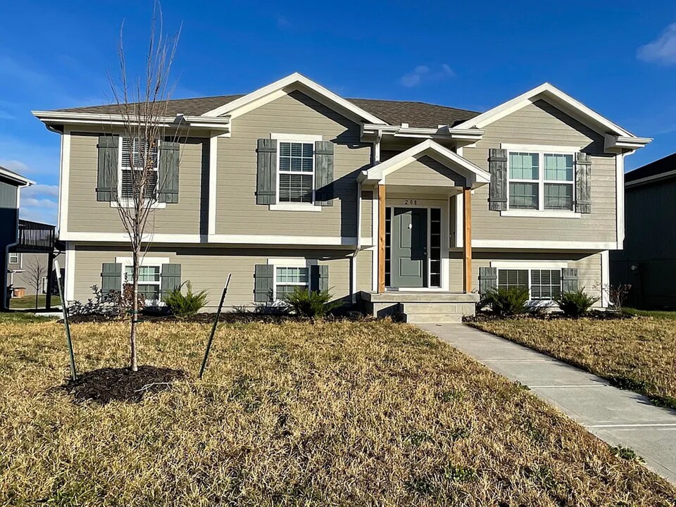 208 Ramblewood Dr in Raymore, MO - Building Photo