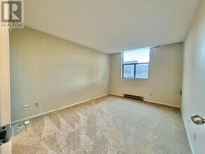 2760 Carousel Crescent in Ottawa, ON - Building Photo - Building Photo