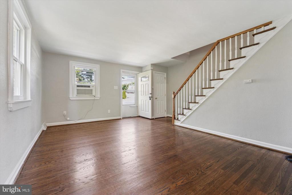 2111 Delmar Dr in Folcroft, PA - Building Photo
