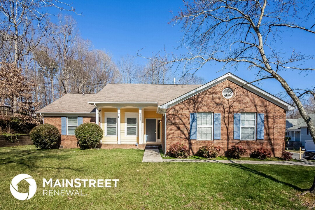 10300 Northwoods Forest Dr in Charlotte, NC - Building Photo