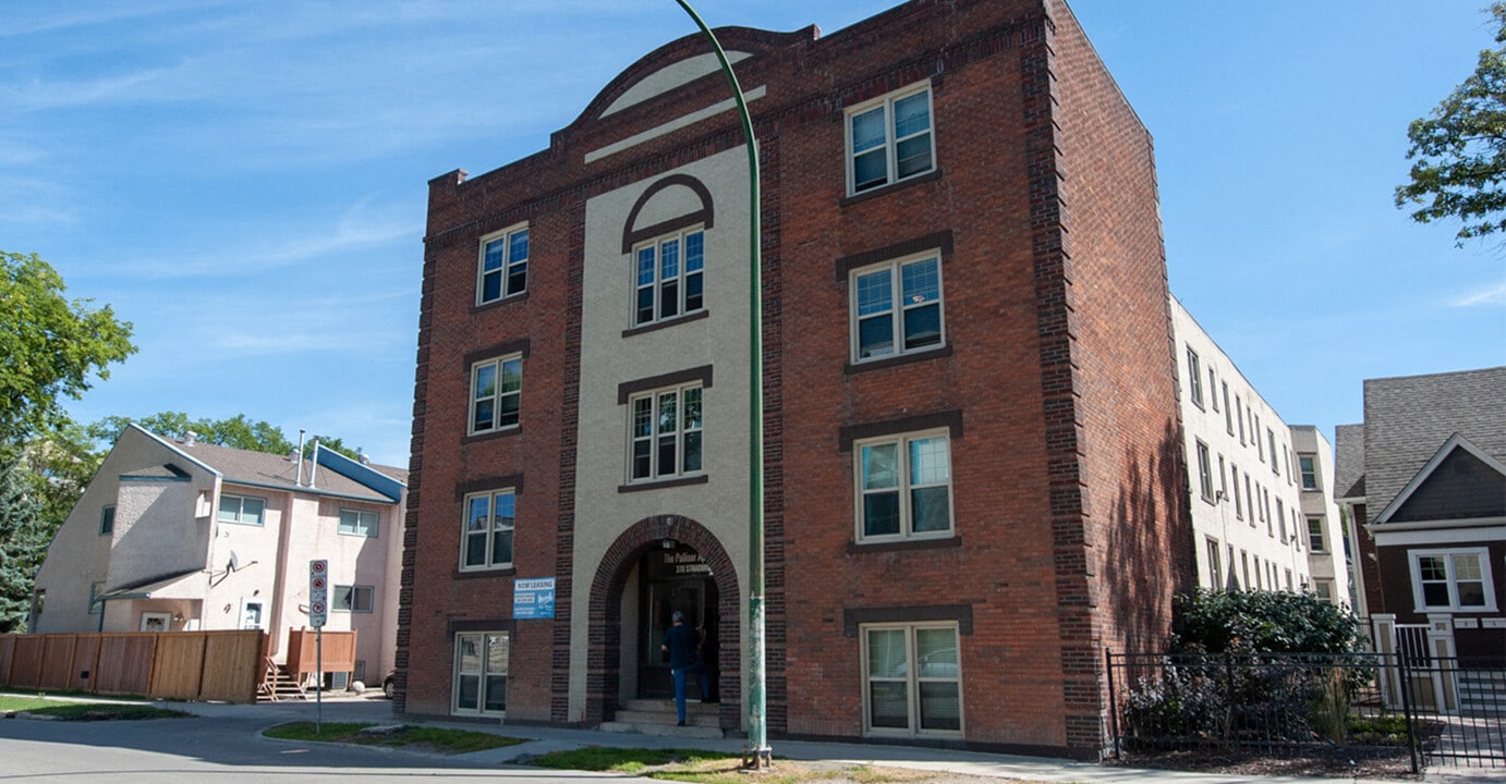 370 Stradbrook Apartment in Winnipeg, MB - Building Photo