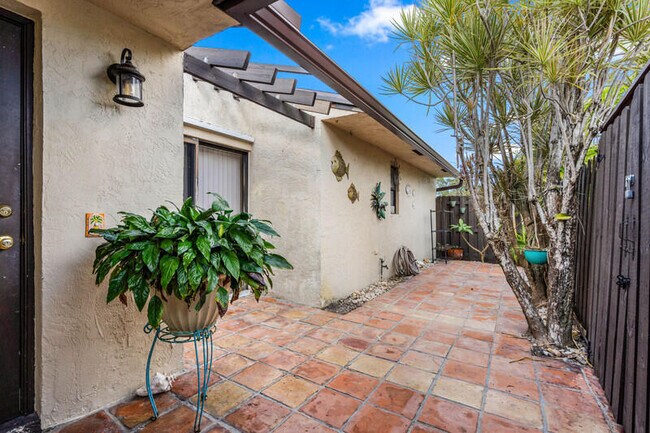2503 Waterview Cir in Palm Springs, FL - Building Photo - Building Photo