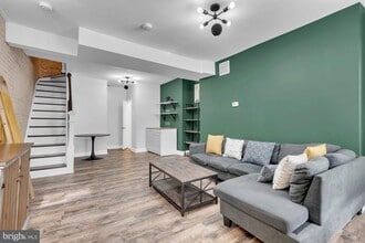 210 W Read St, Unit 2 in Baltimore, MD - Building Photo - Building Photo