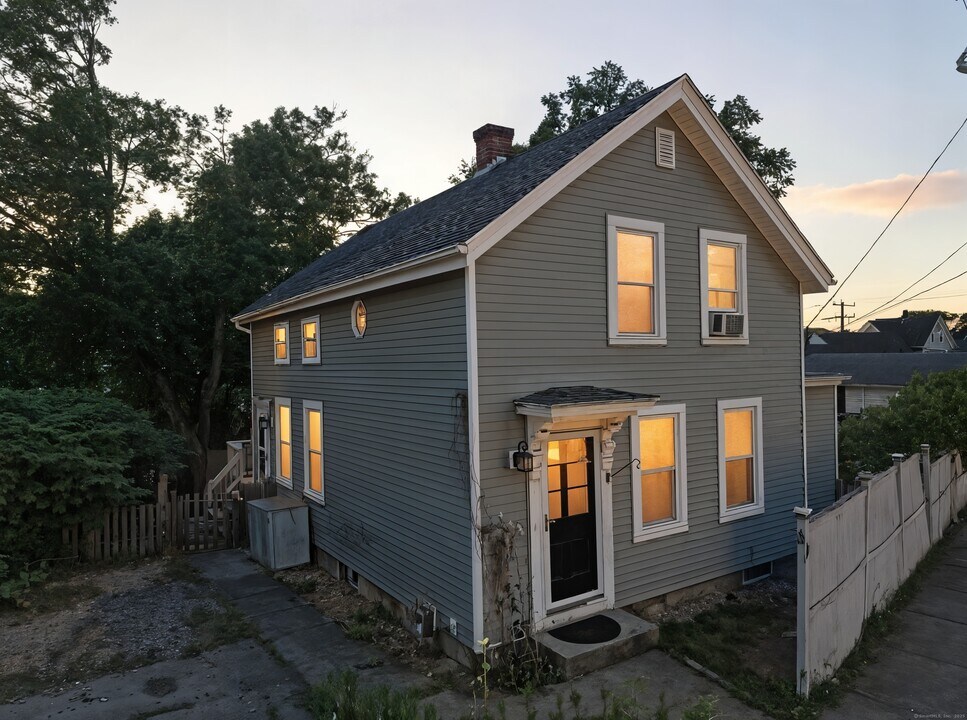 7 Stillman Ave in Stonington, CT - Building Photo