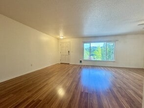 5560 SW Beaverton Hillsdale Hwy in Portland, OR - Building Photo - Building Photo