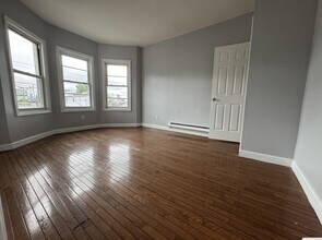 25 Bayview Ave, Unit 2 in Jersey City, NJ - Building Photo - Building Photo
