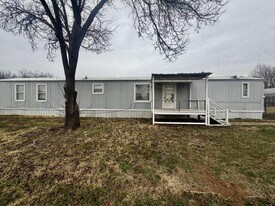 1102 E Spring St in Henrietta, TX - Building Photo