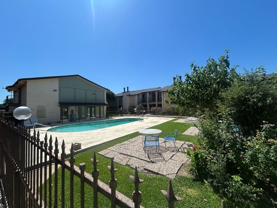 12824 Midway Rd in Dallas, TX - Building Photo