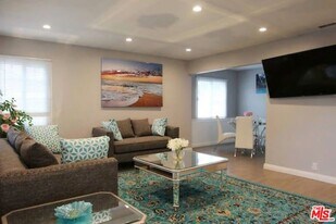 8719 Yorktown Ave in Los Angeles, CA - Building Photo