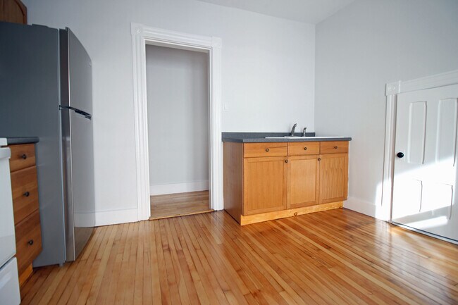 71 June St, Unit 2 in Worcester, MA - Foto de edificio - Building Photo