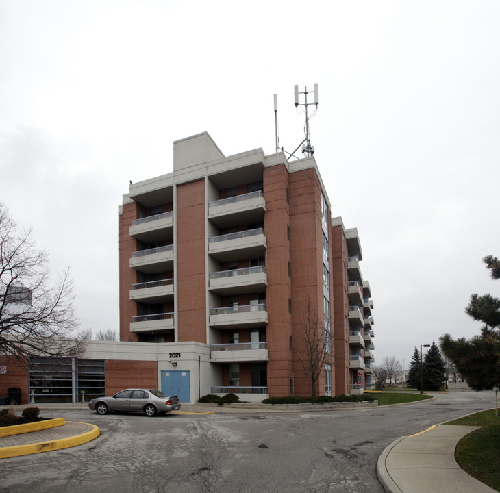 Oaklands in Oakville, ON - Building Photo