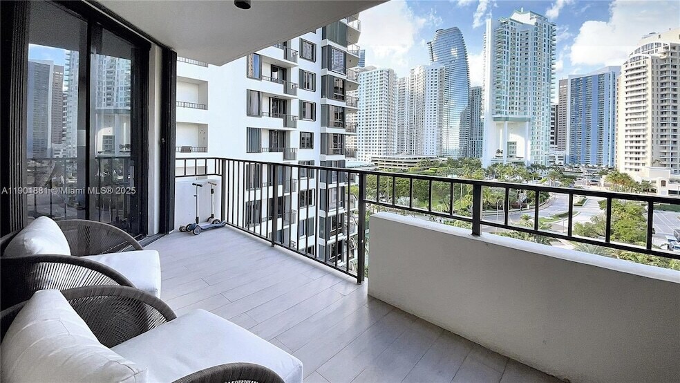 520 Brickell Key Dr, Unit A1010 in Miami, FL - Building Photo