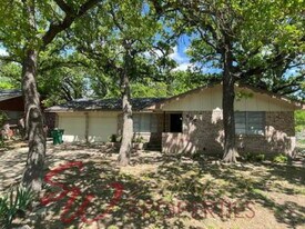 859 N Charlotte Ave in Stephenville, TX - Building Photo