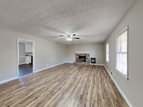 1211 Eli Ln in Lawrenceville, GA - Foto de edificio - Building Photo