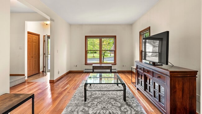 8 Stanley Dr in Great Barrington, MA - Building Photo - Building Photo