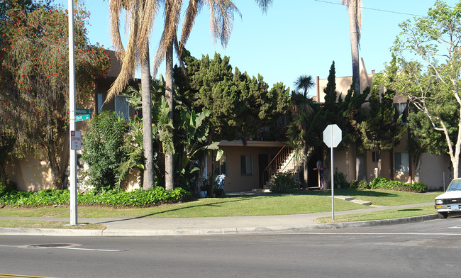 702 S Raitt St in Santa Ana, CA - Foto de edificio - Building Photo