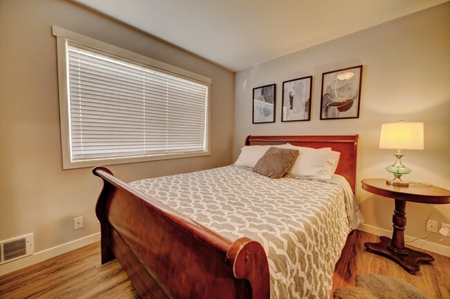 10537 Midvale Ave N in Seattle, WA - Foto de edificio - Building Photo