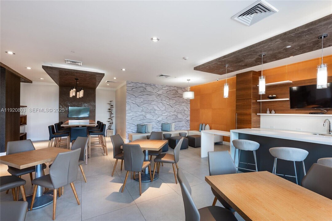 600 NE 27th St, Unit 2605 in Miami, FL - Building Photo