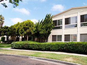 Wilshire Apartments in Santa Ana, CA - Foto de edificio - Building Photo