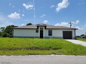 886 Milwaukee Blvd in Lehigh Acres, FL - Building Photo