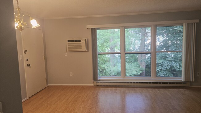 16 Wellington Dr, Unit 16 Wellington Dr in Farmington, CT - Building Photo - Building Photo