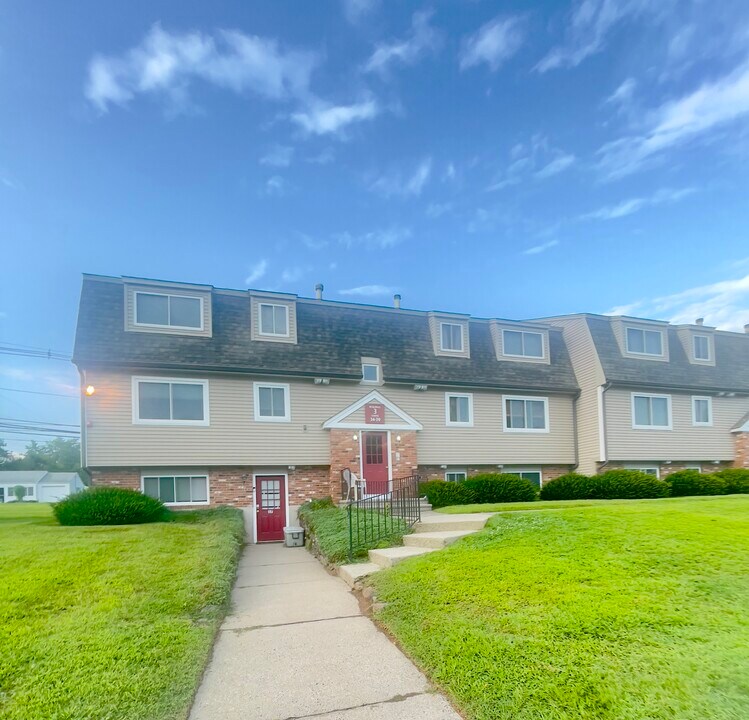 38 Evergreene Rd in Wallingford, CT - Building Photo