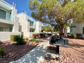 7100 W Pirates Cove Rd-Unit -1051 in Las Vegas, NV - Building Photo - Building Photo