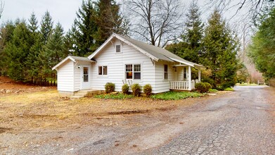 22 Peepers Hollow in Greenwich, CT - Building Photo - Building Photo