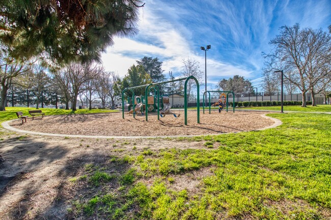 619 Buckeye St #6 in Redwood City, CA - Foto de edificio - Building Photo