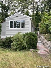 32 Laurel Hill Rd in Centerport, NY - Building Photo - Building Photo