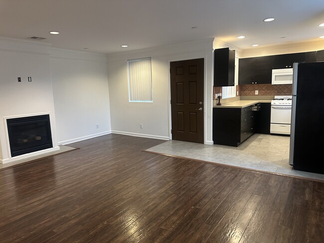 14342 Tiara St, Unit 2 in Los Angeles, CA - Building Photo - Building Photo