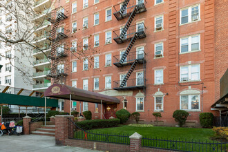 360 Ocean Pky in Brooklyn, NY - Foto de edificio - Building Photo