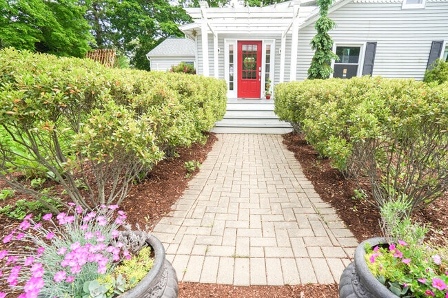 48 Fales Ave in Barrington, RI - Building Photo - Building Photo