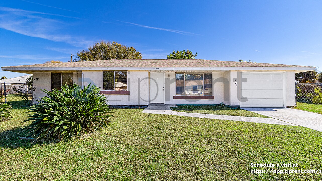 839 Chelsea Ave in Palm Bay, FL - Foto de edificio