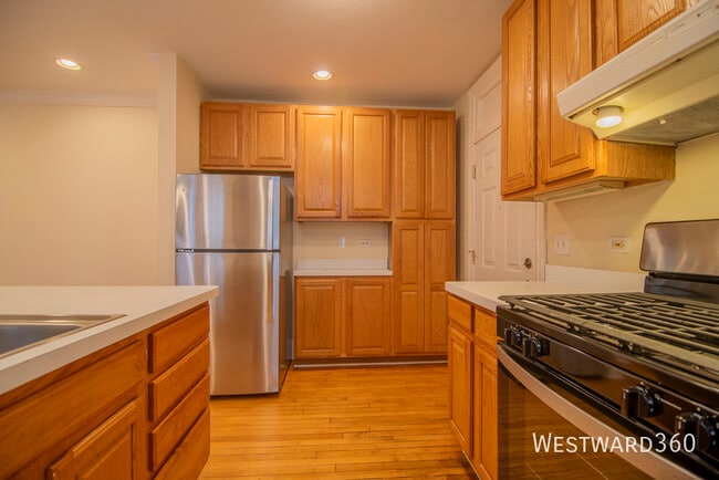 property at 7648 N Greenview Ave