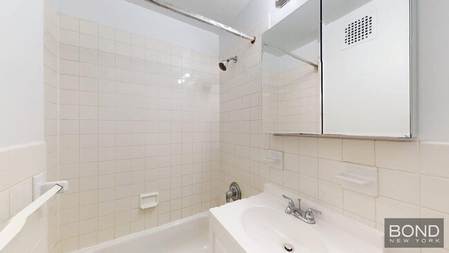 1483 First Avenue in New York, NY - Foto de edificio - Floor Plan
