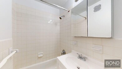 1483 1st Ave in New York, NY - Building Photo - Building Photo