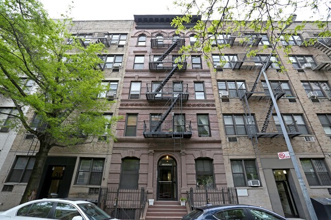 315 E 90th St in New York, NY - Building Photo - Building Photo