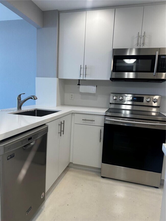 1020 Meridian Ave in Miami Beach, FL - Building Photo - Building Photo