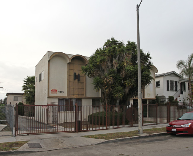 6605 S Victoria Ave in Los Angeles, CA - Foto de edificio - Building Photo