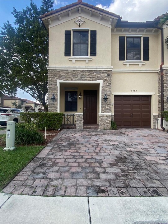 8742 NW 98th Ave in Doral, FL - Building Photo