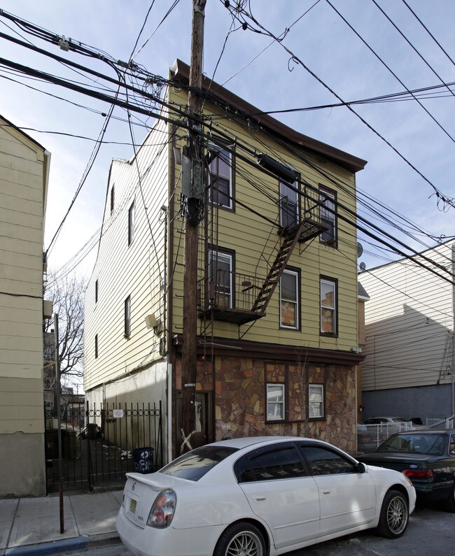 417 5th St in Union City, NJ - Building Photo - Building Photo