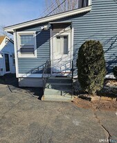 44 E Cedar St in Newington, CT - Building Photo