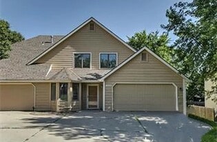 203 Deerfield Ln in Lawrence, KS - Building Photo