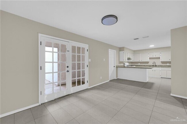 14 S Casa Linda St in McAllen, TX - Building Photo - Building Photo