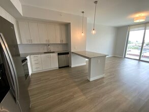 3201 W 14th Ct, Unit A20 in Hialeah, FL - Building Photo - Building Photo