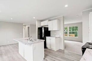 24 Landrey Dr in Vincennes, IN - Building Photo